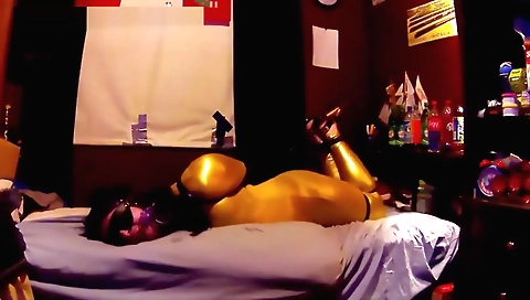 Amateur shemale takes off her clothes and shows off