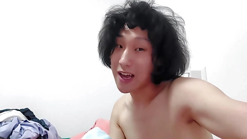 Asian milf with a large booty is fucking her pussy