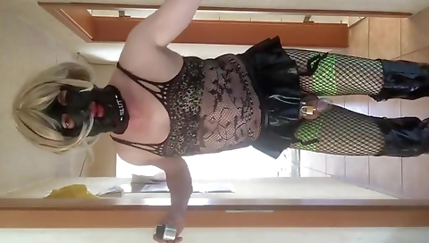 Amateur shemale with natural body masturbates in her solo session