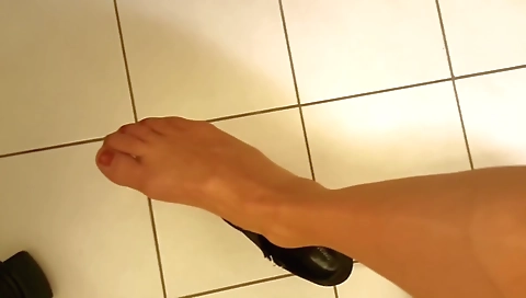 Mature solo shemale masturbates with her stockings