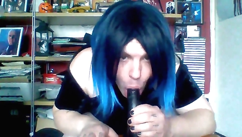 Amateur tranny teen masturbates in front of webcam