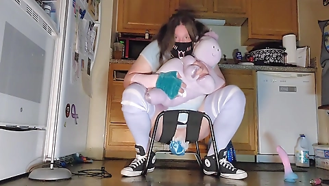 Amateur hot chick with huge tits makes her toy work 10 times in a week