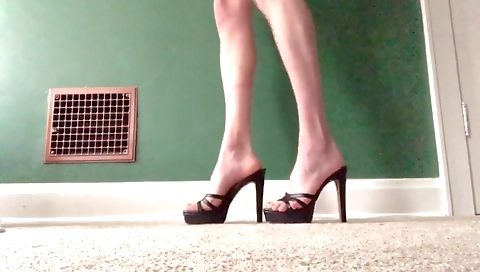Tiny fetish video of a shelled babe that wears heels