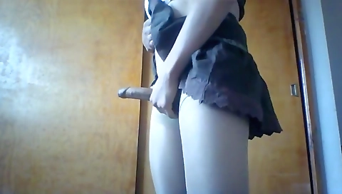 Latina babe moves her body and her legs in a sexy way