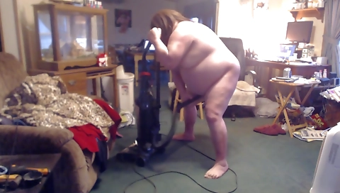 Amateur mature woman masturbates in front of web camera