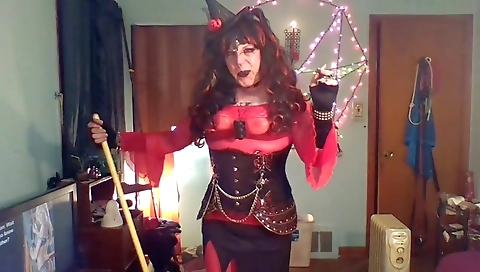 Amateur shemale with big ass plays with her vibrator