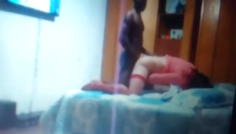 La chica lleva una mascara en blanco y negro y una bola de diamante