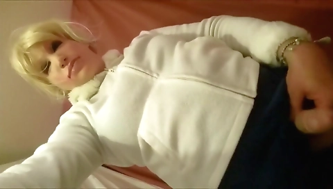 Solo shemale masturbates on webcam and shows her body
