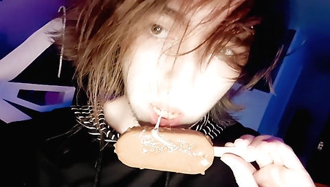 Sexy amateur shemale shows off her body and makes a nice ice-lolly