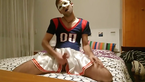 Cheerleader con buen culo saltando en la cama y masturbandose