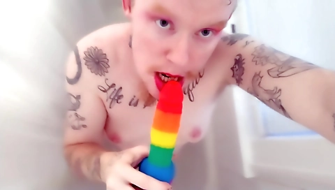 Solo shemale with tattooed ass masturbates and drills