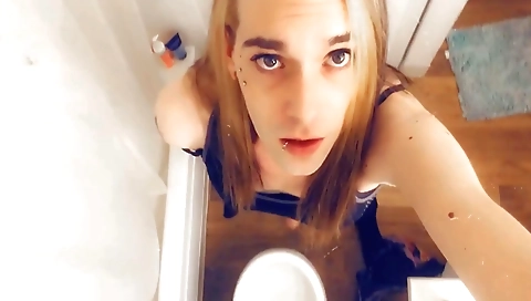 Amateur shemale milf fucking a big cock from behind