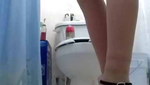 Solo shemale with a sexy body gives a nice handjob