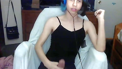 Tomkitty masturbates in her pink lingerie and spreads her body