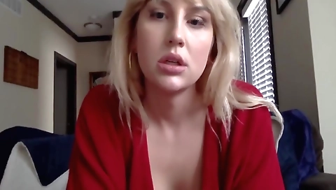 Solo shemale in amateur web cam video with big booty