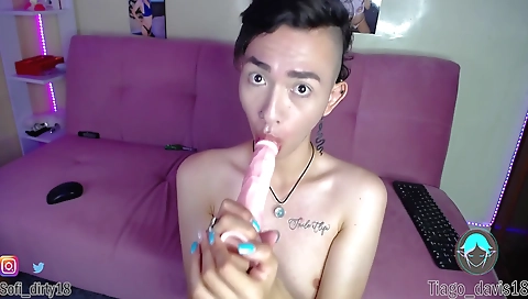 Amateur teen shemale shows body in a hot solo video