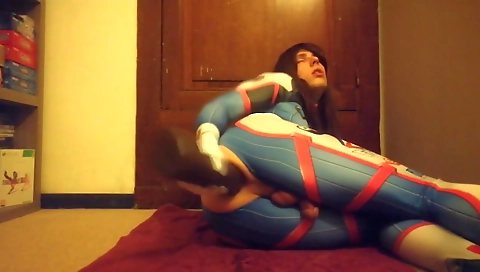 Amateur shemale masturbates with her toy on web camera